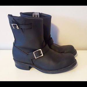 FRYE Women’s engineer 8R Ankle Boots - size 9 - like new!!
